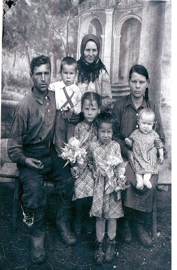 Семья Никитенко, 1952 год. Несколько поколений вместе. Из семейного архива.