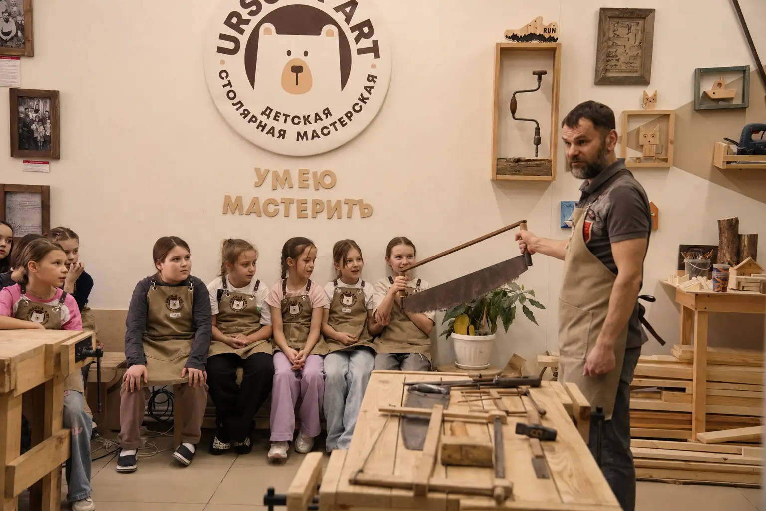 Мастер знакомит школьников со старинным столярным инструментом в мастерской-музее Урсула Арт