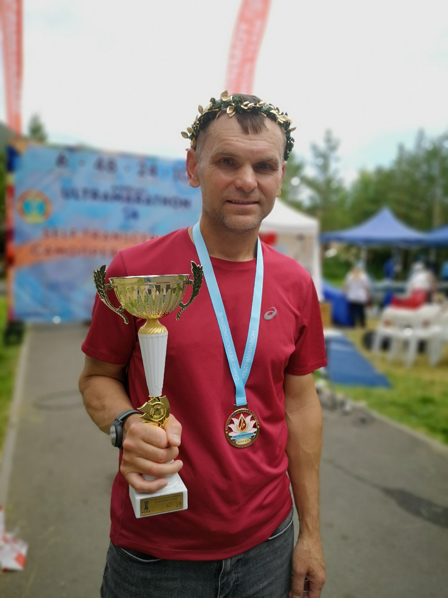 Сергей Тюменцев с кубком после забега на 100 км в Астане